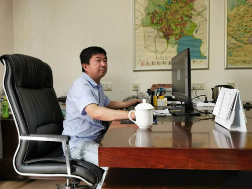吳燕輝，安徽寰宇建筑設(shè)計院，電氣總工、正高工、國家注冊電氣工程師，安徽省土木建筑學(xué)會智能建筑電氣專委會副主任委員，安徽省電氣與信息化標(biāo)準(zhǔn)化技術(shù)委員會副主任委員，從事建筑電氣及智能化設(shè)計及管理工作三十多年。安徽省地方標(biāo)準(zhǔn)圖集《住宅區(qū)和住宅建筑閃光纖到戶通信設(shè)施工程設(shè)計》DBJT11—219，皖2016D603。主編_副本.jpg